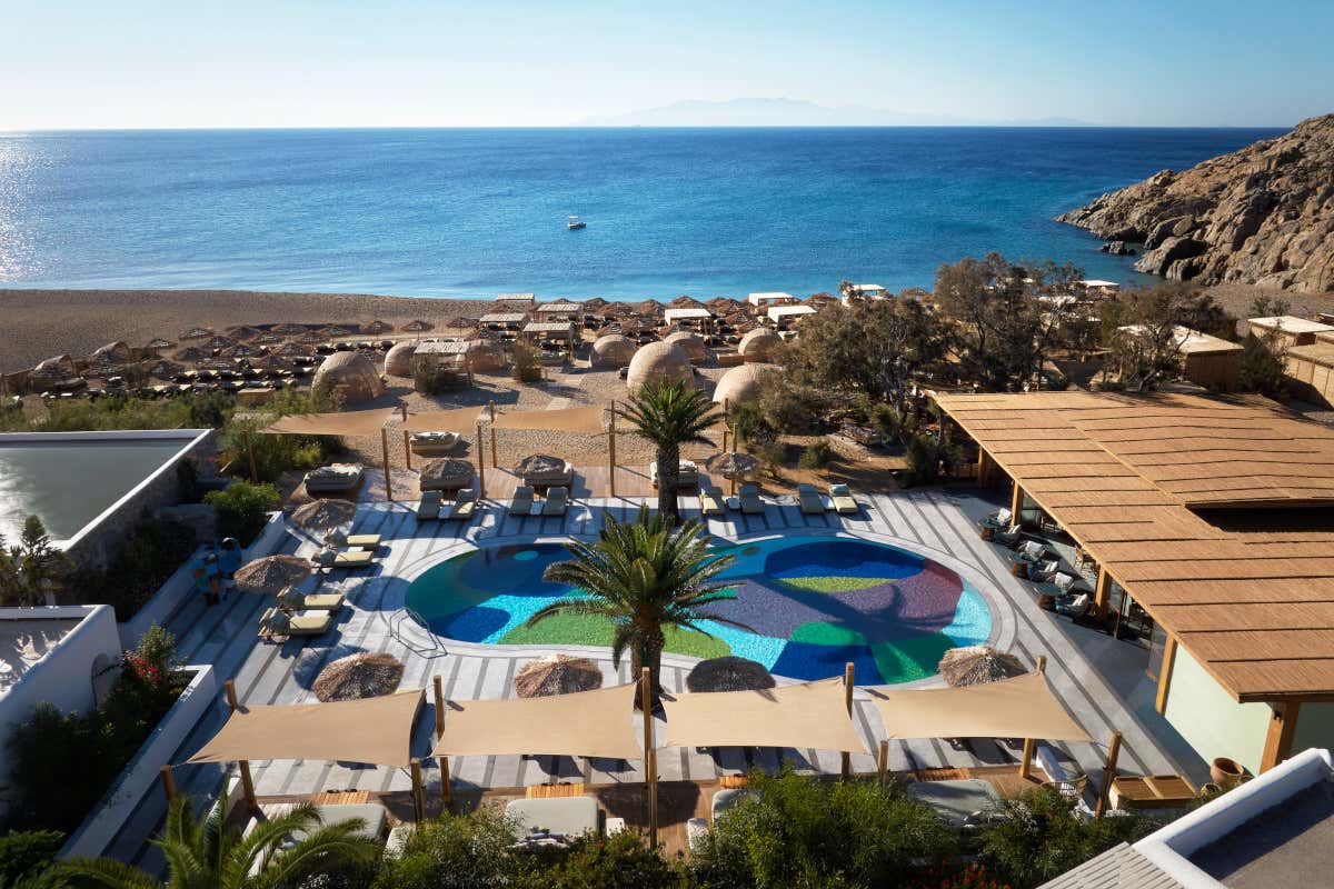 La piscina e il pool Bar dell'Almiriki Beach & Taverna